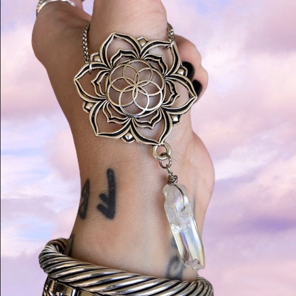 Mandala geometric flower charm & aura crystal - Picture 6 of 12